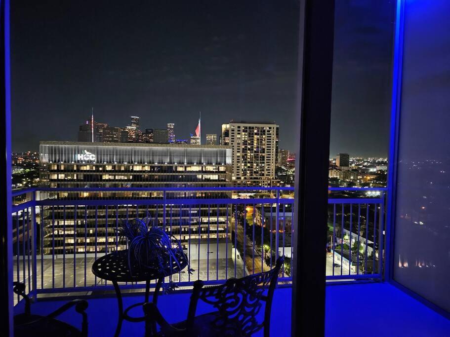 Luxury Highrise In Midtown - Skyline Views And Chic Decor Daire Houston Dış mekan fotoğraf